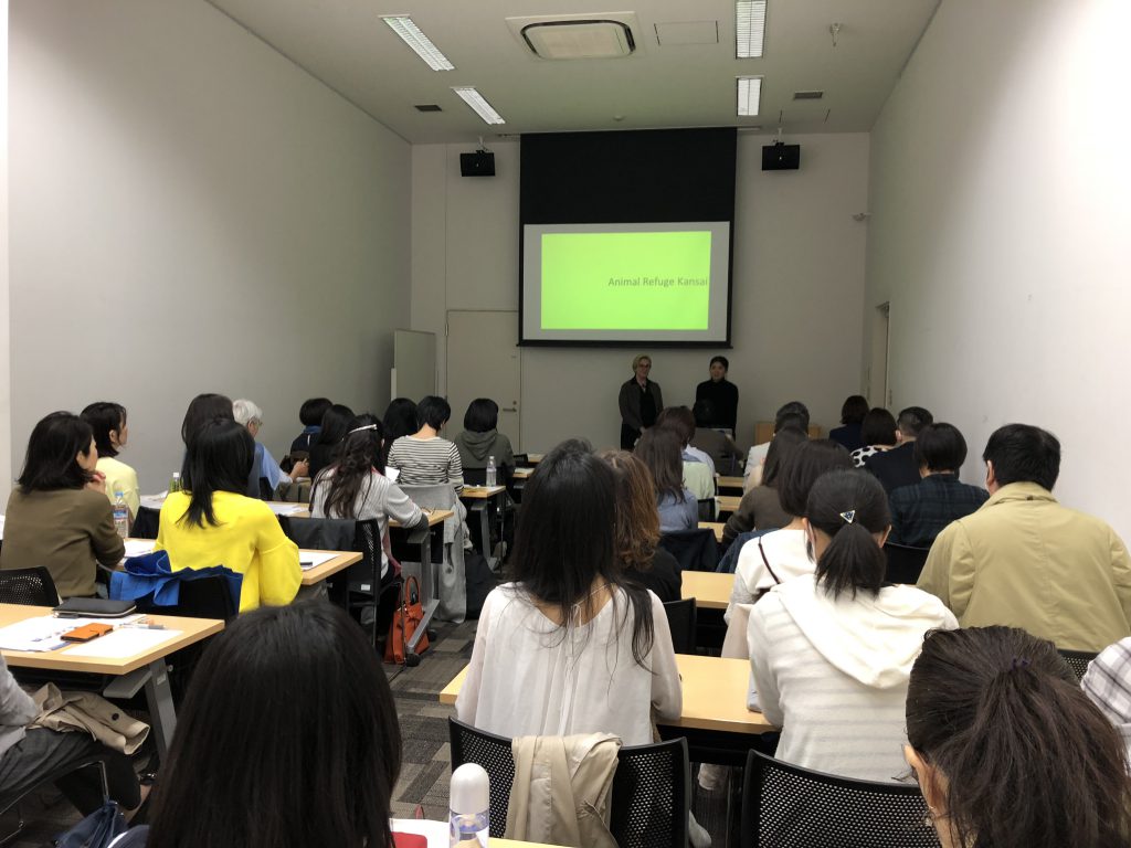 講師の岡本ジュリー理事と中野真智子さん（認定ＮＰＯ法人アニマルレフュージ関西）